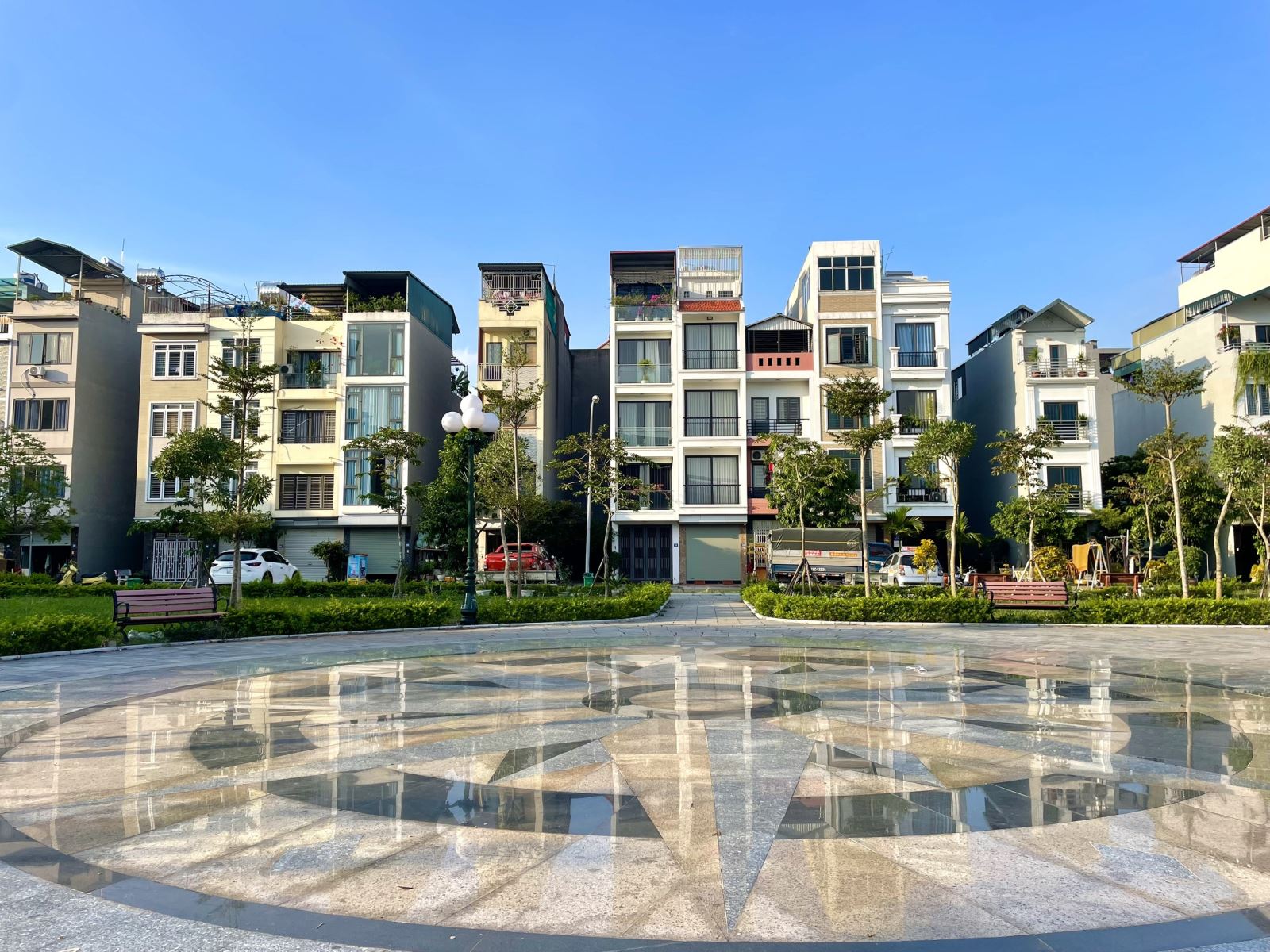  Mở bán 6 căn nhà mới Giang Biên diện tích từ 30m2-  40m2. Gía từ 3.25 tỷ