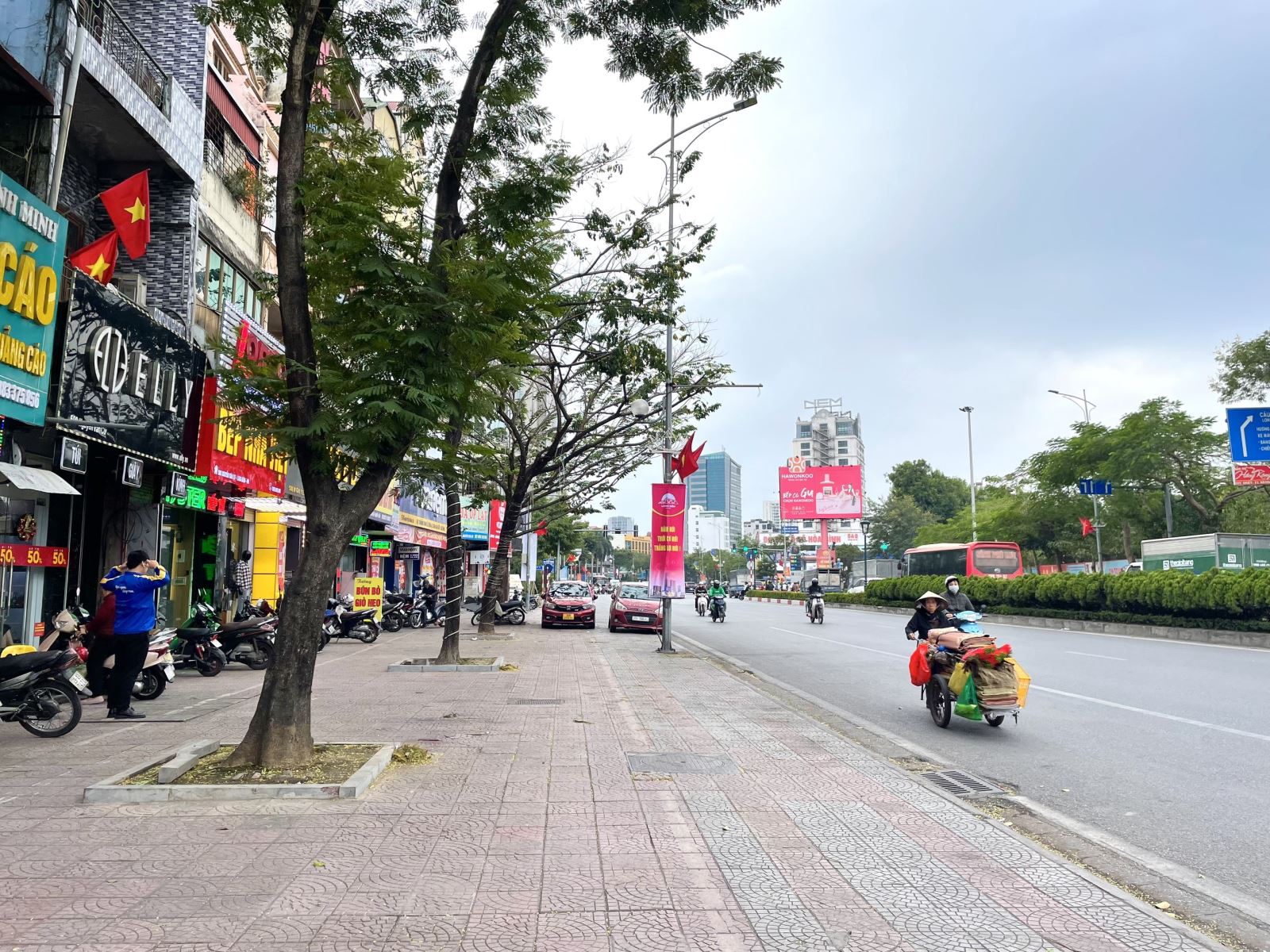 Bán nhà Gia Thụy, Long Biên 30m2 5 tầng mới sát phố Nguyễn Văn Cừ. Gía 3.7 tỷ